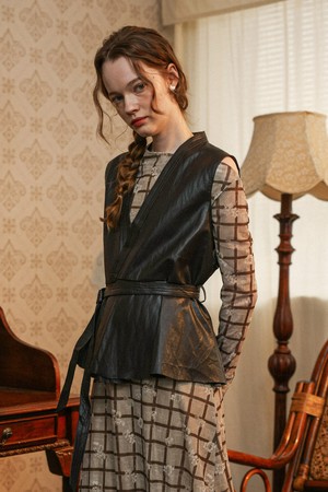 V-neck sleeveless leather vest_BROWN