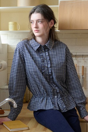 Long-sleeved plaid blouse