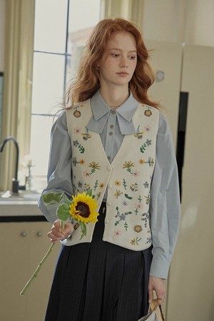 Flower embroidery knit vest
