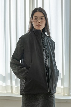 Loose black zipper vest