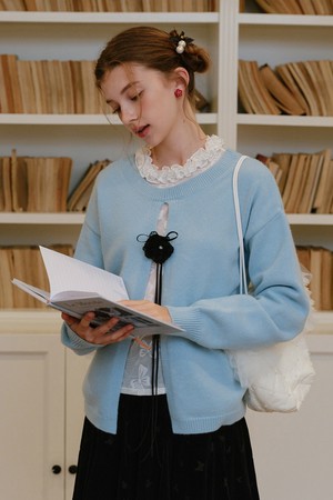 Back slit pulllover sweater