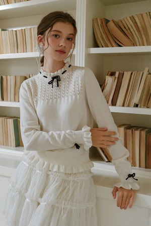 Line ribbon ruffle knit top