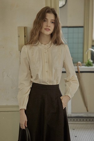 Embroidery ruffle collar blouse