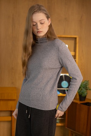 Gray basic crew neck knit top