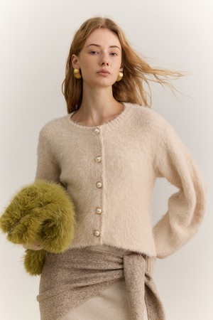 Reducing knitted cardigan