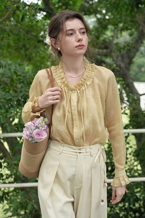 Numb long-sleeve blouse