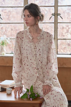 Wind floral blouse