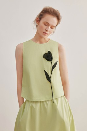 Contrast flower vest