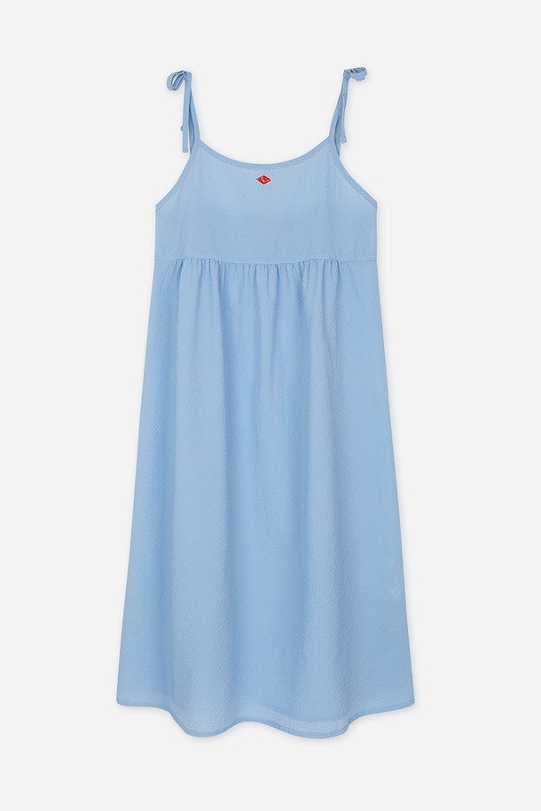 달파티 그해바다 파자마 끈원피스는 시원한 여름을 위한 여성 끈원피스입니다. 블루와 레드의 두 가지 시어서커 컬러로 출시되었으며, A라인과 루즈핏으로 편안한 착용감을 선사합니다. 얇은 두께와 부드러운 촉감의 폴리에스테르 소재로 제작되어 통기성이 뛰어나며, 조절 가능한 리본 끈과 뒷면 밴딩 디테일로 활동성을 더했습니다. 일상복, 라운지웨어는 물론 휴가룩, 리조트룩, 여름 바캉스룩으로 활용 가능하며, 단독 또는 레이어드하여 캐주얼, 리조트, 로맨틱 스타일을 연출할 수 있습니다.
