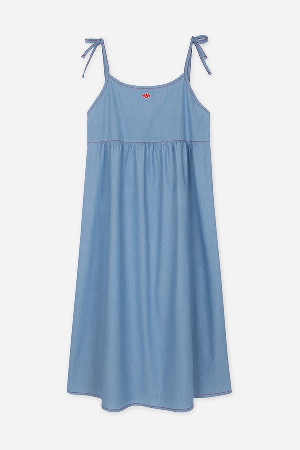 달파티 레 드봉봉 데님 파자마 끈원피스는 부드러운 30수 면 소재와 빈티지한 워싱으로 제작되어 편안하면서도 스타일리시한 매력을 선사하는 여성 끈원피스입니다. 릴랙스핏 A라인 플레어 스커트 디자인으로 활동성을 높였으며, 어깨 끈 조절과 등 밴딩 처리로 체형에 맞게 조절하여 완벽한 핏을 연출할 수 있습니다. 시원한 블루 컬러와 스퀘어넥 라인이 캐주얼하면서도 여성스러운 분위기를 더하며, 일상, 데이트룩, 휴가룩, 여름 바캉스룩 등 다양한 TPO에 활용하기 좋습니다. 미니멀, 리조트 스타일을 즐기는 분들께 추천하는 아이템입니다.
