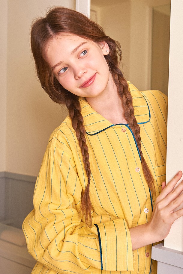 달콤한 꿈을 선사할 달파티 바나나 파자마 세트는 옐로우와 블루 컬러의 스트라이프 패턴으로 디자인되어 있습니다. 부드러운 면 소재에 흡습 및 통기성이 뛰어난 이중직 원단을 사용하여 사계절 내내 편안하게 착용할 수 있으며, 바이오워싱 가공으로 부드러운 촉감을 더했습니다. 버튼 여밈과 사이드 포켓, 로고 프린팅 디테일이 돋보이는 여성 파자마 세트로, 수면 및 실내복으로 활용하기 좋습니다.
