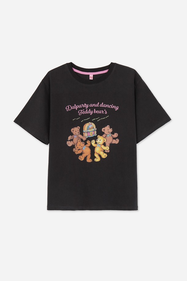 달파티 댄싱베어 티셔츠는 부드러운 면 소재로 제작되어 편안한 착용감을 선사하며, 바이오 워싱 가공으로 수축 방지 및 내구성을 높였습니다. 귀여운 댄싱베어 캐릭터 프린팅과 차콜 컬러가 어우러져 캐주얼하고 미니멀한 스타일을 연출하며, 봄, 여름, 가을 계절에 활용하기 좋은 데일리 아이템입니다. 라운드넥과 레귤러핏 디자인으로 활동성을 높였으며, 넥라인 보강 및 백넥 배색 스티치 디테일이 돋보입니다.
