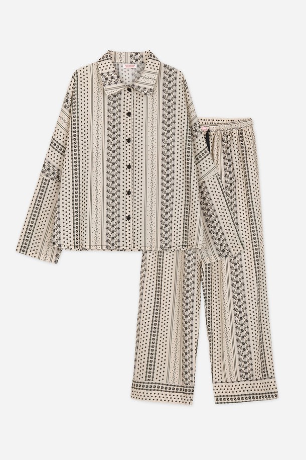 달파티 판도라 파자마 세트는 부드러운 면 소재로 제작되어 편안한 착용감을 선사합니다. 베이지 컬러의 여성 파자마 세트로, 봄, 가을 실내 및 수면 용도로 적합합니다. 릴랙스 핏과 A라인 실루엣, 키모노 스타일 소매 디자인이 특징이며, 은은한 프린트 패턴으로 포인트를 더했습니다. 바이오워싱 가공으로 부드러움을 더하고, 흡습 및 통기 기능으로 쾌적함을 유지합니다. 집콕룩, 미니멀, 캐주얼 스타일을 즐기는 분들께 추천합니다.
