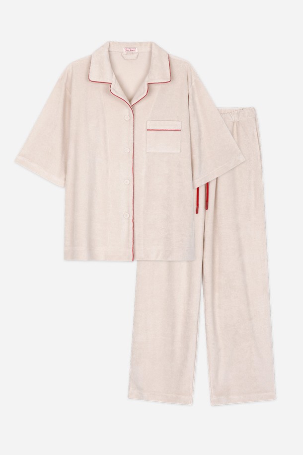 달파티 굿모닝테리 파자마세트는 부드러운 터치감과 광택감 있는 마감으로 고급스러운 분위기를 연출합니다. 면, 텐셀, 폴리에스테르 혼방 소재로 제작되어 흡습성이 뛰어나며, 봄, 여름, 가을 계절에 쾌적하게 착용할 수 있습니다. 미니멀, 클래식, 캐주얼 스타일의 집콕룩을 완성하며, 신축성이 좋아 편안한 활동성을 보장합니다. 베이지와 레드의 두 가지 컬러로 제공되며, 무지 디자인에 허리 밴딩, 사이드 포켓, 벽걸이 고리를 포함하여 실용성을 더했습니다.
