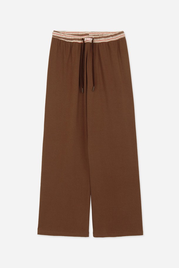 달파티 브라운소프트 팬츠는 부드러운 면 소재로 제작되어 편안한 착용감을 선사하는 공용 반바지입니다. 릴랙스 핏과 루즈핏으로 편안함을 강조했으며, 얇은 두께로 사계절 내내 활용하기 좋습니다. 베이직한 디자인과 무지 패턴은 어떤 스타일에도 잘 어울리며, 밴딩 허리와 드로즈 스트링으로 편안한 착용감을 더했습니다. 집콕룩이나 산책룩은 물론 캐주얼하고 미니멀한 스타일 연출에도 적합합니다.
