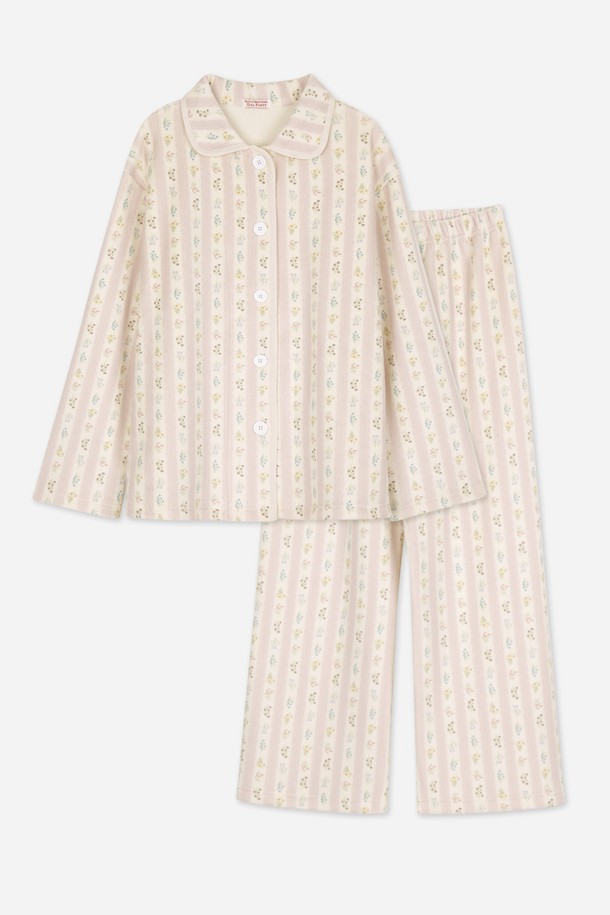 달콤한 휴식을 위한 완벽한 선택, 달파티 밍크플로라 파자마세트입니다. 부드러운 밍크 소재로 제작되어 겨울철 따뜻하고 포근한 수면을 돕습니다. 여성스러운 플라워 패턴과 베이지 컬러가 어우러져 클래식하면서도 로맨틱한 분위기를 선사합니다. 긴 소매와 카라넥 디자인으로 편안함과 스타일을 동시에 잡았으며, 상하의 세트 구성으로 집콕룩을 완성합니다. 달콤한 꿈나라로 안내할 이 파자마 세트로 꿀잠을 청하세요.
