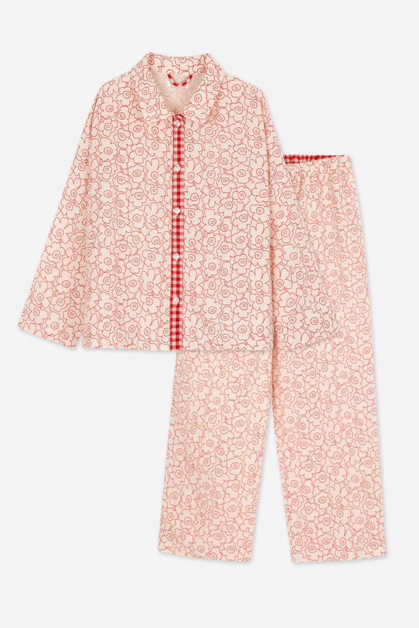 달파티 차차플라워 파자마세트는 여성용 파자마 세트로, 봄, 가을 계절에 적합합니다. 핑크와 레드의 사랑스러운 컬러 옵션으로 제공되며, 집콕룩을 위한 로맨틱하고 클래식한 스타일을 연출합니다. 부드러운 면 소재에 플라워와 체크 패턴이 더해져 포근한 착용감을 선사하며, 긴 소매와 긴 바지, 카라넥 디자인으로 편안함을 더했습니다. 상하 세트로 구성되어 있어 간편하게 스타일링할 수 있습니다.
