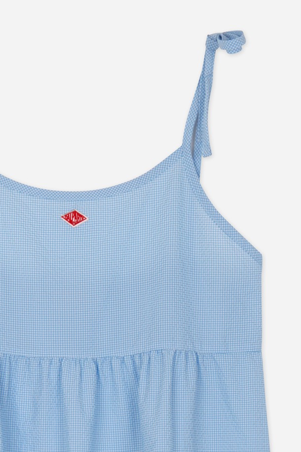 달파티 그해바다 파자마 끈원피스는 시원한 여름을 위한 여성 끈원피스입니다. 블루와 레드의 두 가지 시어서커 컬러로 출시되었으며, A라인과 루즈핏으로 편안한 착용감을 선사합니다. 얇은 두께와 부드러운 촉감의 폴리에스테르 소재로 제작되어 통기성이 뛰어나며, 조절 가능한 리본 끈과 뒷면 밴딩 디테일로 활동성을 더했습니다. 일상복, 라운지웨어는 물론 휴가룩, 리조트룩, 여름 바캉스룩으로 활용 가능하며, 단독 또는 레이어드하여 캐주얼, 리조트, 로맨틱 스타일을 연출할 수 있습니다.
