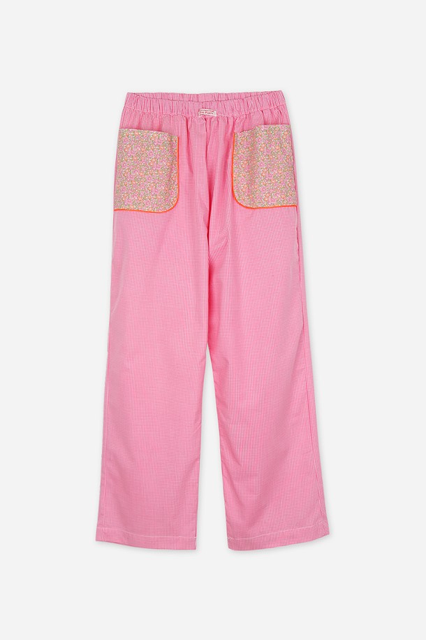 달파티 체크포켓 파자마 팬츠는 부드러운 면 소재로 제작되어 편안한 착용감을 선사하며, 사계절 내내 활용하기 좋습니다. 핑크 컬러에 체크 패턴과 플라워 프린팅 포켓 디자인이 더해져 러블리하고 캐주얼한 스타일을 연출합니다. 밴딩 처리된 허리와 양쪽 사이드 포켓, 허리라인 라벨 디테일로 실용성을 더한 여성 파자마 팬츠입니다.
