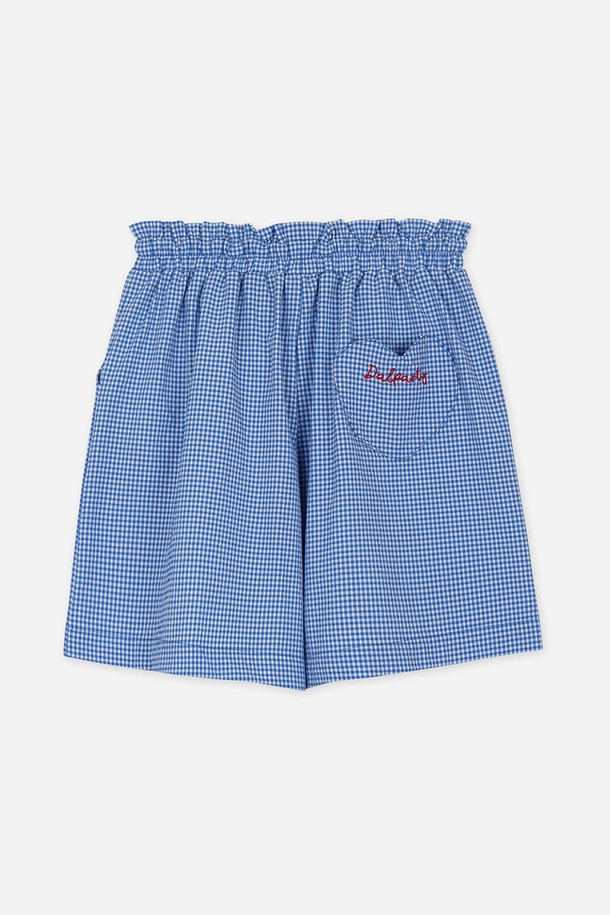 달파티 아쿠아위스퍼 파자마 팬츠는 시원한 블루 컬러의 여성용 파자마 팬츠입니다. 통기성이 뛰어나고 신축성 있는 폴리에스테르 소재로 제작되었으며, 시어서커 패턴과 프릴 디테일, 레드 자수 디테일이 더해져 사랑스러운 디자인을 완성합니다. 편안한 밴딩 허리와 하트 모양 뒷주머니, 옆면 포켓으로 실용성을 높여 일상 및 수면 시 편안하게 착용할 수 있습니다.
