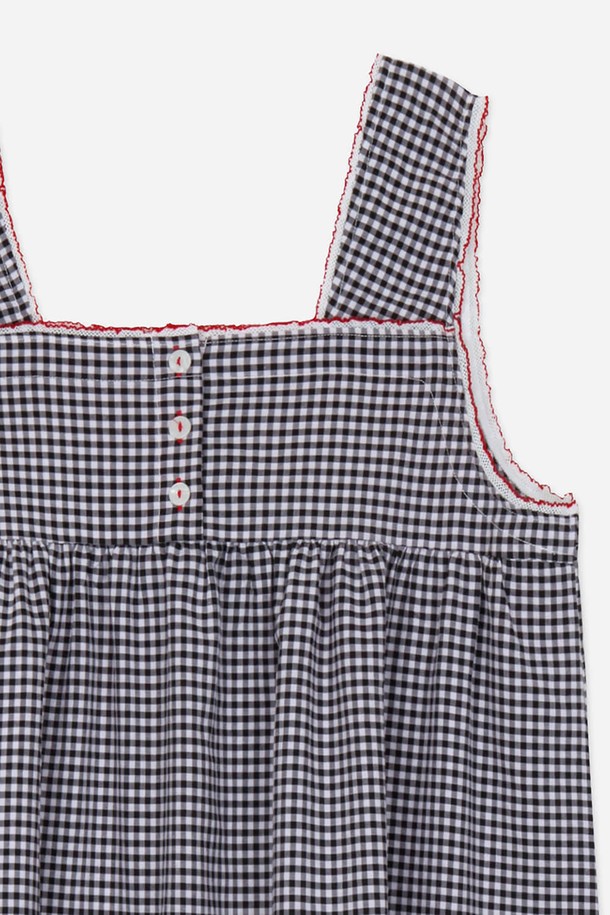 달파티 레드는 강렬한 레드와 시크한 블랙 체크 패턴의 조화가 돋보이는 달파티 레온블랙 파자마 원피스입니다. 부드러운 면과 폴리에스테르 혼방 소재로 제작되어 시원한 촉감과 편안한 착용감을 선사하며, 봄, 여름 시즌 실내복 또는 잠옷으로 활용하기 좋습니다. A라인 핏과 릴랙스 핏으로 체형 커버는 물론 활동성까지 보장하며, 민소매 디자인과 스퀘어넥 라인이 시원하고 캐주얼한 무드를 더합니다. 신축성이 있어 편안하게 착용 가능하며, 세탁 후 변형이 적어 관리가 용이합니다. 집콕룩, 휴가룩, 미니멀 스타일을 즐기는 여성분들께 추천합니다.
