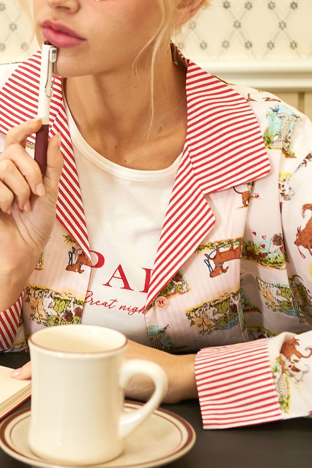 달파티 산책메이트 파자마세트는 부드러운 촉감의 프리미엄 60수 면 소재로 제작되어 편안한 착용감을 선사합니다. 와이카라 디자인과 로고 단추, 사이드 포켓, 허리끈, 스트라이프 패턴이 여성스러운 매력을 더하며, 신축성이 더해져 활동성을 높였습니다. 레드와 화이트 두 가지 색상으로 출시되어 홈웨어 또는 수면 시에도 스타일리시하게 연출할 수 있는 사계절용 파자마 세트입니다.
