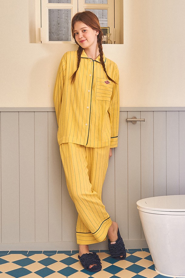 달콤한 꿈을 선사할 달파티 바나나 파자마 세트는 옐로우와 블루 컬러의 스트라이프 패턴으로 디자인되어 있습니다. 부드러운 면 소재에 흡습 및 통기성이 뛰어난 이중직 원단을 사용하여 사계절 내내 편안하게 착용할 수 있으며, 바이오워싱 가공으로 부드러운 촉감을 더했습니다. 버튼 여밈과 사이드 포켓, 로고 프린팅 디테일이 돋보이는 여성 파자마 세트로, 수면 및 실내복으로 활용하기 좋습니다.
