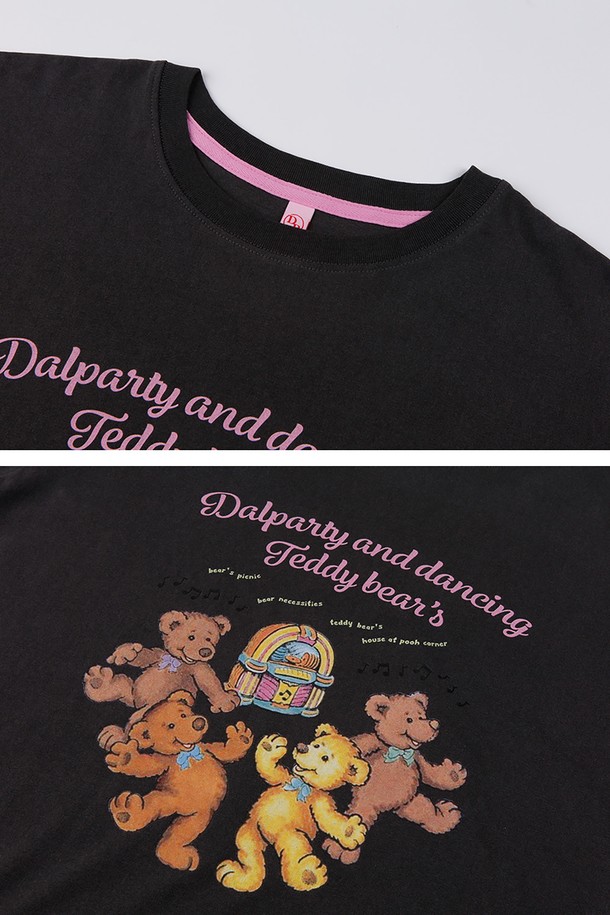 달파티 댄싱베어 티셔츠는 부드러운 면 소재로 제작되어 편안한 착용감을 선사하며, 바이오 워싱 가공으로 수축 방지 및 내구성을 높였습니다. 귀여운 댄싱베어 캐릭터 프린팅과 차콜 컬러가 어우러져 캐주얼하고 미니멀한 스타일을 연출하며, 봄, 여름, 가을 계절에 활용하기 좋은 데일리 아이템입니다. 라운드넥과 레귤러핏 디자인으로 활동성을 높였으며, 넥라인 보강 및 백넥 배색 스티치 디테일이 돋보입니다.
