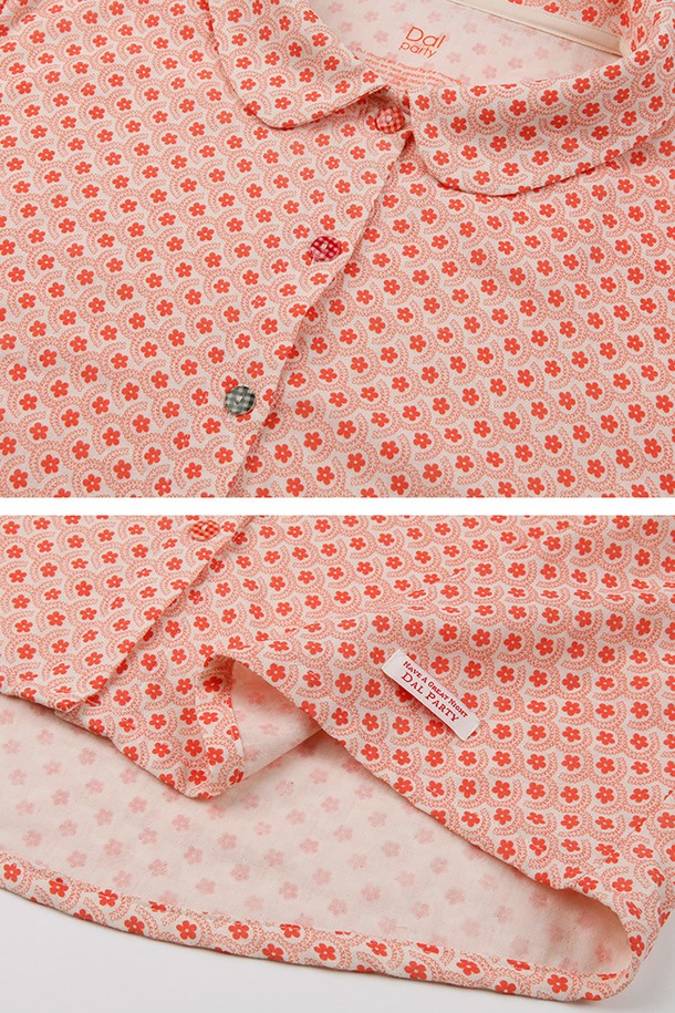 달파티 만다린꽃 파자마 세트는 부드러운 면 소재에 흡습 및 통기성이 뛰어난 여성용 파자마 세트입니다. 핑크 컬러 바탕에 플라워와 체크 무늬가 어우러져 로맨틱하고 캐주얼한 집콕룩을 연출합니다. 이중 거즈 원단으로 제작되어 편안하며, A라인 실루엣과 여유 있는 핏으로 활동성을 높였습니다. 옆면 포켓과 신축성 있는 밴딩 처리로 실용성을 더했습니다. 사계절 내내 포근하게 입을 수 있는 미니멀한 디자인의 파자마 세트입니다.
