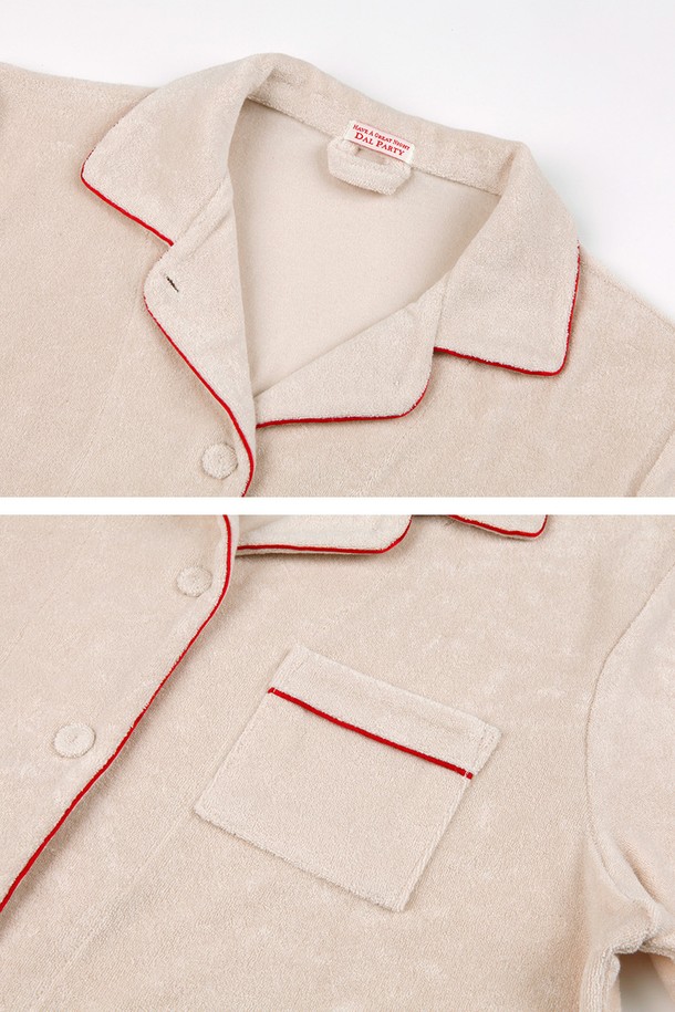 달파티 굿모닝테리 파자마세트는 부드러운 터치감과 광택감 있는 마감으로 고급스러운 분위기를 연출합니다. 면, 텐셀, 폴리에스테르 혼방 소재로 제작되어 흡습성이 뛰어나며, 봄, 여름, 가을 계절에 쾌적하게 착용할 수 있습니다. 미니멀, 클래식, 캐주얼 스타일의 집콕룩을 완성하며, 신축성이 좋아 편안한 활동성을 보장합니다. 베이지와 레드의 두 가지 컬러로 제공되며, 무지 디자인에 허리 밴딩, 사이드 포켓, 벽걸이 고리를 포함하여 실용성을 더했습니다.
