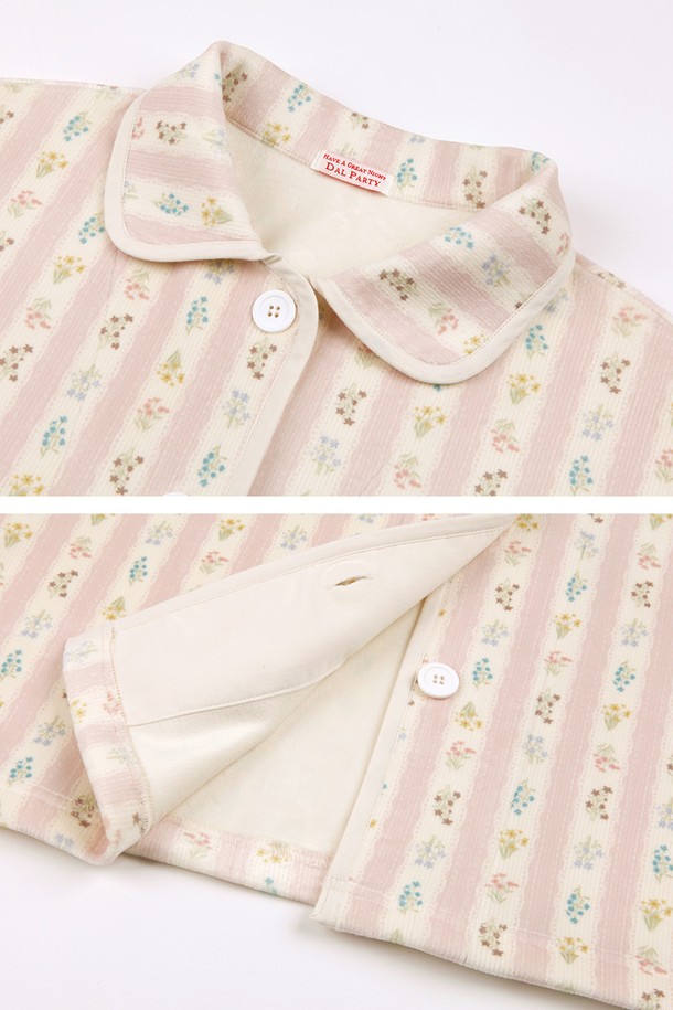 달콤한 휴식을 위한 완벽한 선택, 달파티 밍크플로라 파자마세트입니다. 부드러운 밍크 소재로 제작되어 겨울철 따뜻하고 포근한 수면을 돕습니다. 여성스러운 플라워 패턴과 베이지 컬러가 어우러져 클래식하면서도 로맨틱한 분위기를 선사합니다. 긴 소매와 카라넥 디자인으로 편안함과 스타일을 동시에 잡았으며, 상하의 세트 구성으로 집콕룩을 완성합니다. 달콤한 꿈나라로 안내할 이 파자마 세트로 꿀잠을 청하세요.
