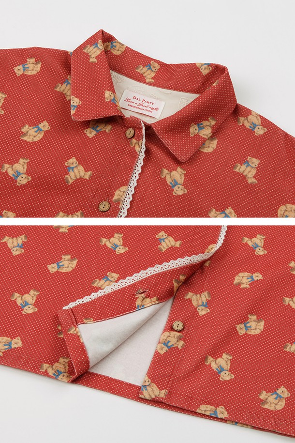 달콤한 휴식을 위한 필수템, 달파티 코듀로이베어 파자마세트입니다. 부드러운 면 소재로 제작되어 편안한 착용감을 선사하며, 봄, 가을 간절기에 적합합니다. 사랑스러운 곰돌이 캐릭터와 레이스 장식이 로맨틱한 분위기를 더하고, 와인, 브라운 두 가지 컬러로 만나보실 수 있습니다. 중간 두께감의 코듀로이 소재는 포근함을, 우드 버튼과 옆면 포켓, 밴딩 디테일은 실용성을 높였습니다. 집콕룩으로 편안하면서도 스타일리시하게 연출해보세요.
