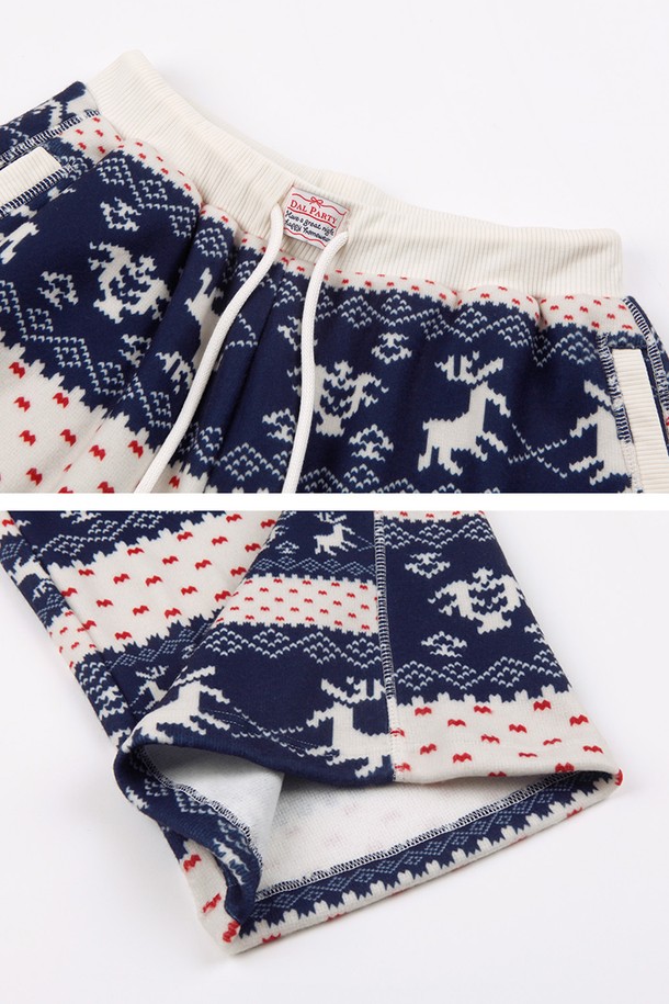 달파티 윈터노르딕 팬츠는 여성용 겨울 긴 바지로, 포근하고 부드러운 면 소재로 제작되었습니다. 캐주얼 스타일의 루즈핏으로 편안한 착용감을 선사하며, 집콕룩과 산책룩에 모두 잘 어울립니다. 네이비, 아이보리 두 가지 색상으로 출시되었으며, 노르딕 패턴이 돋보이는 디자인이 특징입니다. 두꺼운 두께감으로 따뜻함을 더하며, 허리 밴딩 처리로 활동성을 높였습니다. 
