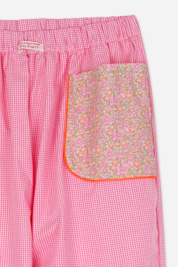 달파티 체크포켓 파자마 팬츠는 부드러운 면 소재로 제작되어 편안한 착용감을 선사하며, 사계절 내내 활용하기 좋습니다. 핑크 컬러에 체크 패턴과 플라워 프린팅 포켓 디자인이 더해져 러블리하고 캐주얼한 스타일을 연출합니다. 밴딩 처리된 허리와 양쪽 사이드 포켓, 허리라인 라벨 디테일로 실용성을 더한 여성 파자마 팬츠입니다.
