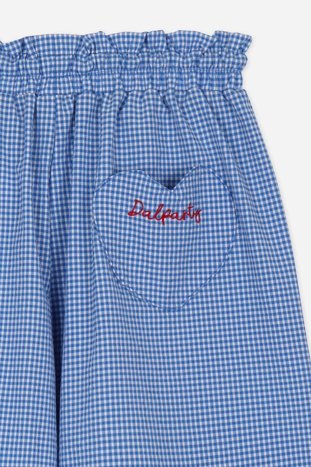 달파티 아쿠아위스퍼 파자마 팬츠는 시원한 블루 컬러의 여성용 파자마 팬츠입니다. 통기성이 뛰어나고 신축성 있는 폴리에스테르 소재로 제작되었으며, 시어서커 패턴과 프릴 디테일, 레드 자수 디테일이 더해져 사랑스러운 디자인을 완성합니다. 편안한 밴딩 허리와 하트 모양 뒷주머니, 옆면 포켓으로 실용성을 높여 일상 및 수면 시 편안하게 착용할 수 있습니다.
