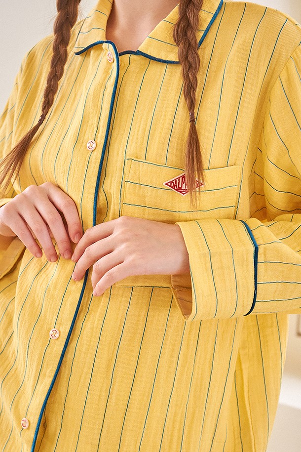 달콤한 꿈을 선사할 달파티 바나나 파자마 세트는 옐로우와 블루 컬러의 스트라이프 패턴으로 디자인되어 있습니다. 부드러운 면 소재에 흡습 및 통기성이 뛰어난 이중직 원단을 사용하여 사계절 내내 편안하게 착용할 수 있으며, 바이오워싱 가공으로 부드러운 촉감을 더했습니다. 버튼 여밈과 사이드 포켓, 로고 프린팅 디테일이 돋보이는 여성 파자마 세트로, 수면 및 실내복으로 활용하기 좋습니다.
