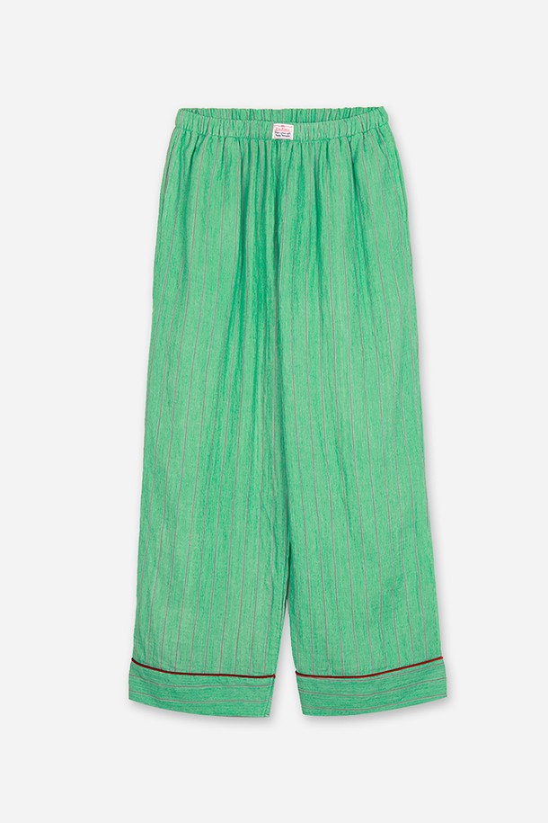 달파티 멜론 파자마 세트는 부드러운 면 소재로 제작되어 흡습 및 통기 기능이 뛰어난 남성용 수면 파자마 세트입니다. 싱그러운 그린 컬러에 파이핑 무늬가 더해져 산뜻한 디자인을 자랑하며, 바이오워시 가공, 저먼지, 알러지프리 원단을 사용하여 편안한 착용감을 선사합니다. 버튼식 여밈과 허리 밴딩, 사이드 포켓으로 실용성을 높인 사계절용 파자마입니다.
