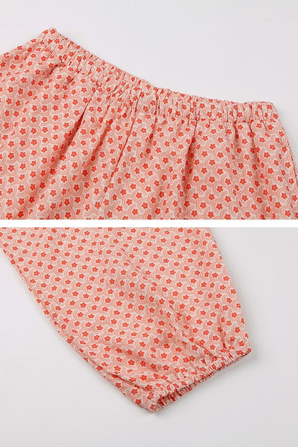 달파티 만다린꽃 파자마 세트는 부드러운 면 소재에 흡습 및 통기성이 뛰어난 여성용 파자마 세트입니다. 핑크 컬러 바탕에 플라워와 체크 무늬가 어우러져 로맨틱하고 캐주얼한 집콕룩을 연출합니다. 이중 거즈 원단으로 제작되어 편안하며, A라인 실루엣과 여유 있는 핏으로 활동성을 높였습니다. 옆면 포켓과 신축성 있는 밴딩 처리로 실용성을 더했습니다. 사계절 내내 포근하게 입을 수 있는 미니멀한 디자인의 파자마 세트입니다.
