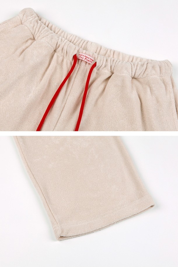 달파티 굿모닝테리 파자마세트는 부드러운 터치감과 광택감 있는 마감으로 고급스러운 분위기를 연출합니다. 면, 텐셀, 폴리에스테르 혼방 소재로 제작되어 흡습성이 뛰어나며, 봄, 여름, 가을 계절에 쾌적하게 착용할 수 있습니다. 미니멀, 클래식, 캐주얼 스타일의 집콕룩을 완성하며, 신축성이 좋아 편안한 활동성을 보장합니다. 베이지와 레드의 두 가지 컬러로 제공되며, 무지 디자인에 허리 밴딩, 사이드 포켓, 벽걸이 고리를 포함하여 실용성을 더했습니다.
