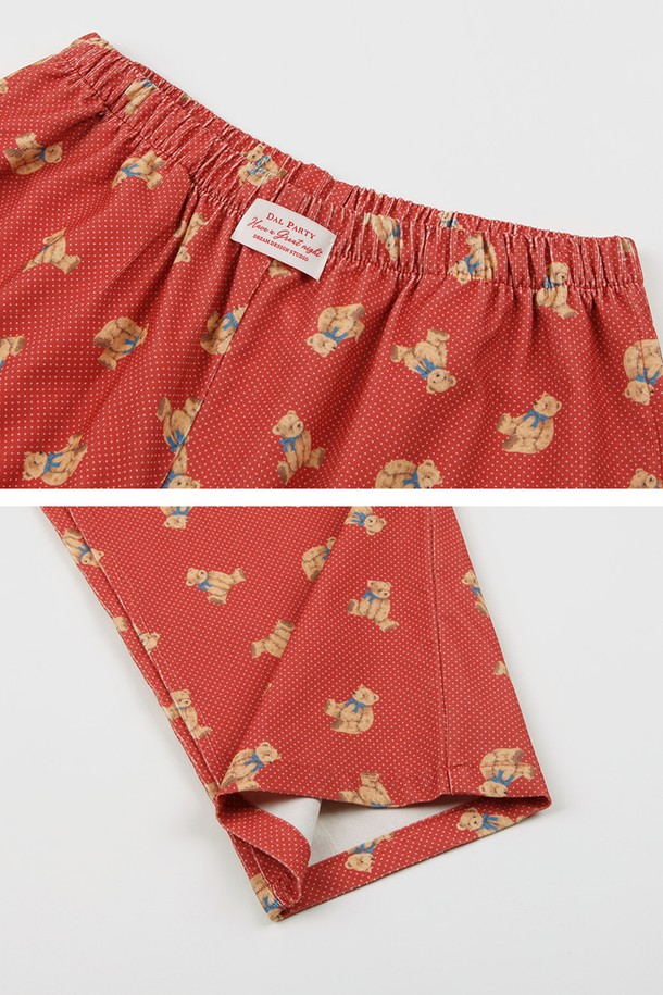 달콤한 휴식을 위한 필수템, 달파티 코듀로이베어 파자마세트입니다. 부드러운 면 소재로 제작되어 편안한 착용감을 선사하며, 봄, 가을 간절기에 적합합니다. 사랑스러운 곰돌이 캐릭터와 레이스 장식이 로맨틱한 분위기를 더하고, 와인, 브라운 두 가지 컬러로 만나보실 수 있습니다. 중간 두께감의 코듀로이 소재는 포근함을, 우드 버튼과 옆면 포켓, 밴딩 디테일은 실용성을 높였습니다. 집콕룩으로 편안하면서도 스타일리시하게 연출해보세요.
