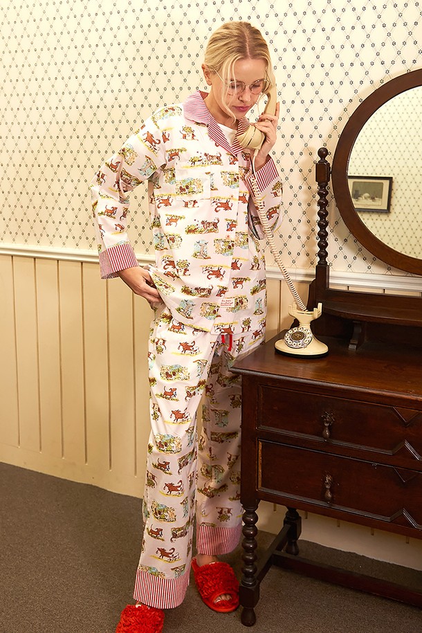 달파티 산책메이트 파자마세트는 부드러운 촉감의 프리미엄 60수 면 소재로 제작되어 편안한 착용감을 선사합니다. 와이카라 디자인과 로고 단추, 사이드 포켓, 허리끈, 스트라이프 패턴이 여성스러운 매력을 더하며, 신축성이 더해져 활동성을 높였습니다. 레드와 화이트 두 가지 색상으로 출시되어 홈웨어 또는 수면 시에도 스타일리시하게 연출할 수 있는 사계절용 파자마 세트입니다.
