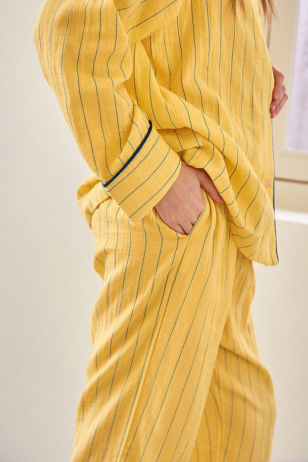 달콤한 꿈을 선사할 달파티 바나나 파자마 세트는 옐로우와 블루 컬러의 스트라이프 패턴으로 디자인되어 있습니다. 부드러운 면 소재에 흡습 및 통기성이 뛰어난 이중직 원단을 사용하여 사계절 내내 편안하게 착용할 수 있으며, 바이오워싱 가공으로 부드러운 촉감을 더했습니다. 버튼 여밈과 사이드 포켓, 로고 프린팅 디테일이 돋보이는 여성 파자마 세트로, 수면 및 실내복으로 활용하기 좋습니다.
