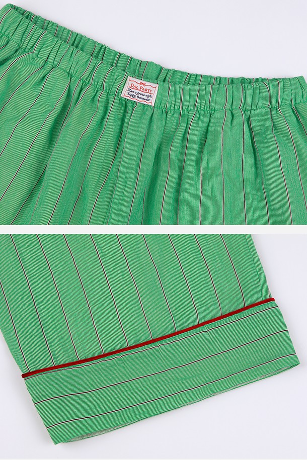 달파티 멜론 파자마 세트는 부드러운 면 소재로 제작되어 흡습 및 통기 기능이 뛰어난 남성용 수면 파자마 세트입니다. 싱그러운 그린 컬러에 파이핑 무늬가 더해져 산뜻한 디자인을 자랑하며, 바이오워시 가공, 저먼지, 알러지프리 원단을 사용하여 편안한 착용감을 선사합니다. 버튼식 여밈과 허리 밴딩, 사이드 포켓으로 실용성을 높인 사계절용 파자마입니다.
