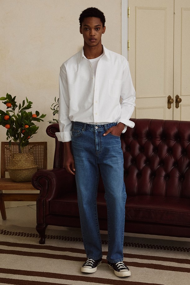 프리미엄 일본 데님 소재로 제작된 쿠로키 워싱 데님 팬츠입니다. 라이트 블루 컬러와 후가공을 통해 자연스러운 색감을 연출하며, 뒷면 허리 부분의 인디고 패치워크 디테일이 돋보이는 클래식 스타일의 데님 팬츠입니다. 레귤러 핏으로 편안한 착용감을 선사하며, 우수한 회복력과 부드러운 촉감으로 오랫동안 만족스럽게 착용할 수 있습니다.
