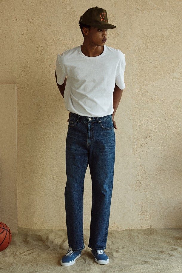 프리미엄 일본 쿠로키 데님 소재로 제작된 워싱 데님 팬츠입니다. 자연스러운 워싱 처리와 뒷면 허리 부분의 인디고 패치워크 디테일이 돋보이며, 레귤러핏과 스트레이트 핏으로 클래식하고 베이직한 스타일을 연출합니다. 사계절용으로, 신축성 있는 면, 폴리우레탄 혼방 소재로 편안한 착용감을 선사하는 데일리 캐주얼 팬츠입니다.
