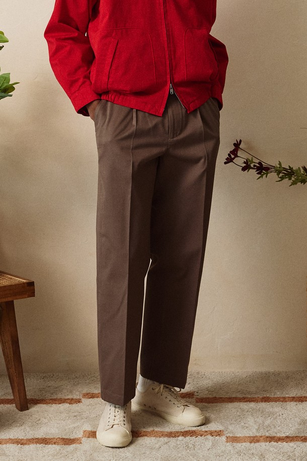 영국에서 온 브리즈번 모스 컴포트 팬츠는 부드러운 코튼 드릴 원단으로 제작되어 편안한 착용감을 선사합니다. 루즈핏에 1턱 디테일을 더해 클래식하면서도 베이직한 스타일을 연출하며, 허리 조절 버튼과 밑단 수선이 필요 없는 디자인으로 실용성을 높였습니다. 은은한 브라운 컬러의 긴 기장 바지로, 일상에서 부담 없이 즐겨 입기 좋습니다.
