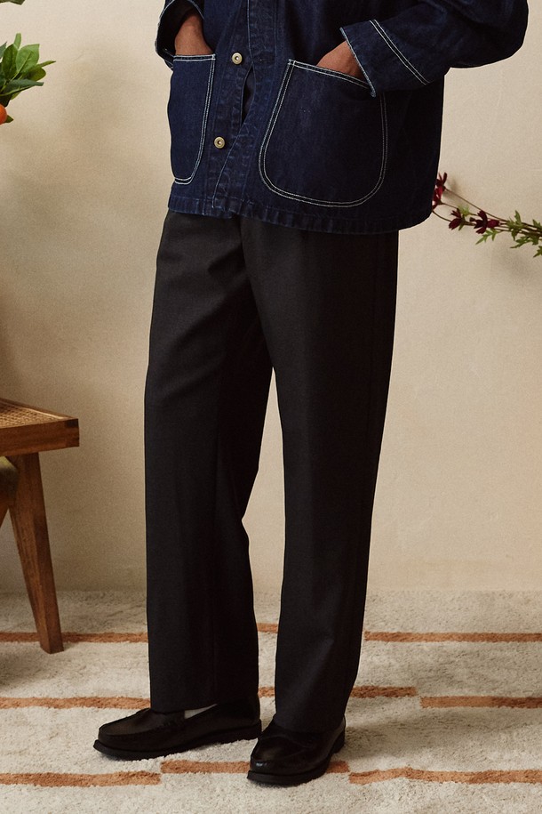 이탈리아의 까노니꼬(정전) 소재로 제작된 남성용 그레이 컬러 울 슬랙스입니다. 릴렉스 핏으로 편안한 착용감을 선사하며, 사계절 내내 활용 가능한 실용적인 아이템입니다. 클래식하고 모던한 스타일을 연출하며, 1턱 디테일과 히든 밴딩으로 허리 사이즈 조절이 용이합니다. 인도 혼 버튼을 사용하여 고급스러움을 더했으며, 밑단 수선 없이 바로 착용 가능합니다. 오피스룩, 비즈니스 캐주얼, 출근룩 등 다양한 시간과 장소와 상황에 잘 어울립니다.