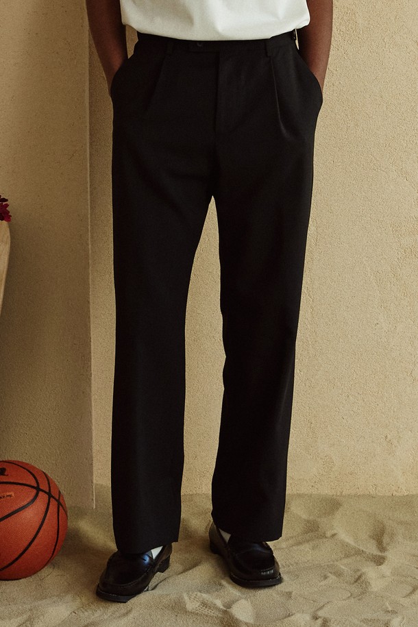 이탈리아 '까노니꼬(Canonico)' 소재의 남성용 컴포트 울 슬랙스입니다. 사계절용으로, 얇은 두께감과 부드러운 촉감이 특징입니다. 릴랙스 핏으로 디자인되어 편안한 착용감을 선사하며, 1턱 디테일과 히든 밴딩으로 클래식한 무드를 더했습니다. 허리 사이즈 조절 버튼이 있어 편리하며, 밑단 수선 없이 바로 착용 가능합니다. 오피스룩, 비즈니스 캐주얼, 출근룩 등 다양한 TPO에 활용하기 좋으며, 미니멀하고 시크한 스타일을 연출할 수 있습니다.
