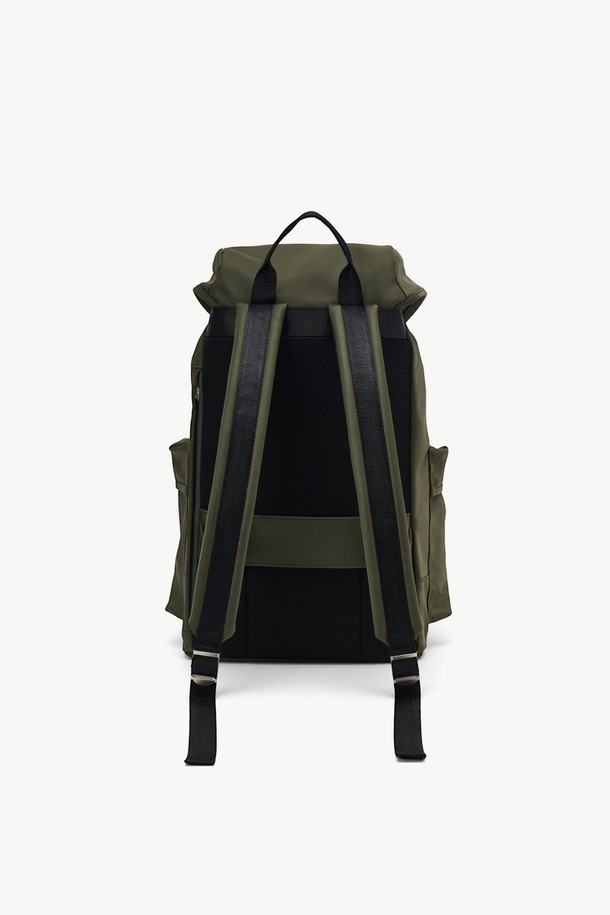 일본 소재 나일론 소재로 제작된 엘리스 팩 럭색 카키는 밀리터리 스타일의 미디엄 사이즈 백팩입니다. 방수 기능을 갖춘 사각형 디자인으로, 3개의 외부 포켓과 메쉬 물병 포켓, 에어메쉬 등판을 갖춰 실용성을 높였습니다. 내부에는 노트북 수납공간과 3개의 포켓이 마련되어 있으며, YKK 지퍼를 사용하여 내구성을 더했으며, 일상 및 여행에 적합합니다.
