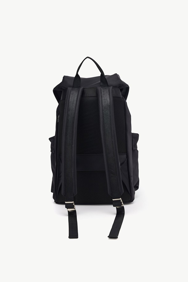 일본 소재의 엘리스 팩 럭색 블랙은 방수 기능과 통기성을 갖춘 미디엄 사이즈의 사각 백팩입니다. 8개의 포켓 (메쉬, 외부, 내부 포함)과 노트북 수납 공간, 캐리어 홀더를 갖춰 일상 및 여행에 적합하며, YKK 지퍼를 사용하여 내구성을 높였습니다. 에어메쉬 등판으로 편안함을 더하고, 버클 장식과 무지 패턴으로 심플하면서도 세련된 디자인을 완성했습니다.
